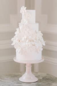 un wedding cake dans la chambre du plaza athénée paris