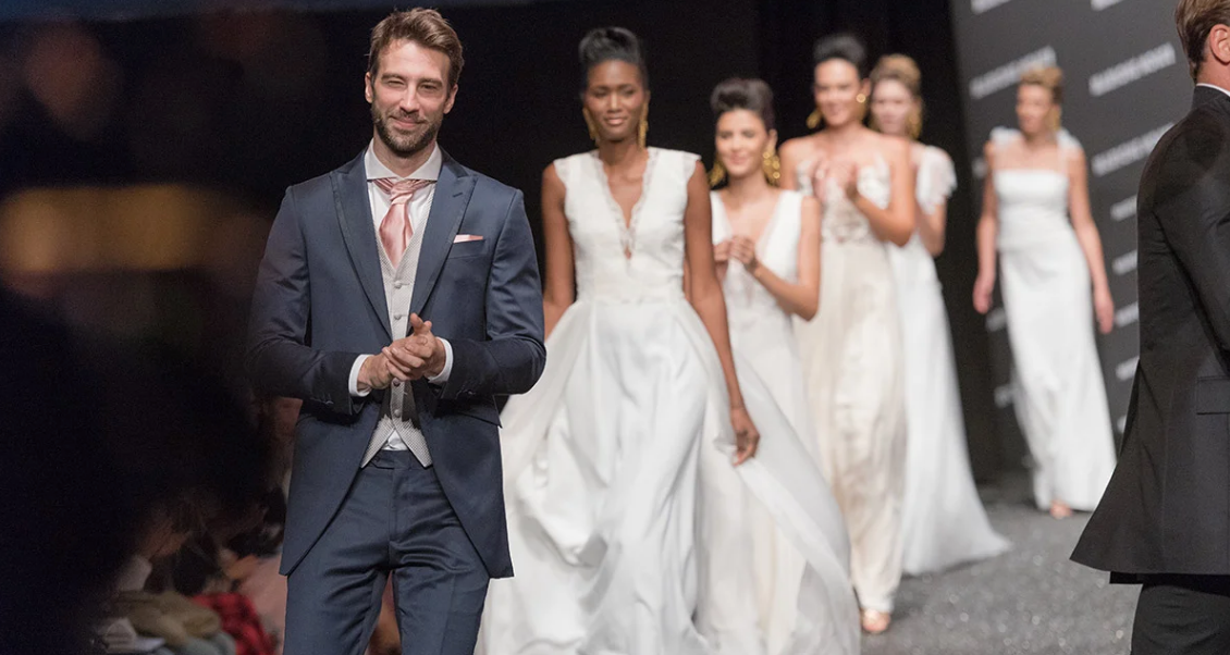 défilé de robes de mariées au salon du mariage à Versailles