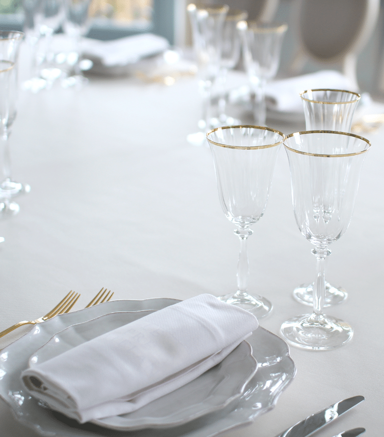 Table de mariage avec verrerie de luxe