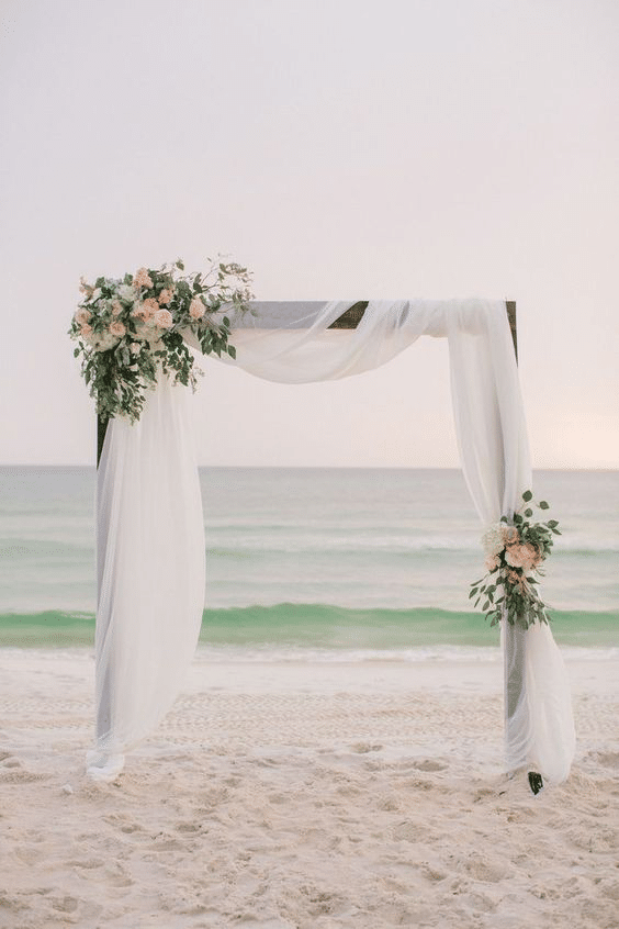 arche de mariage chic sur la plage