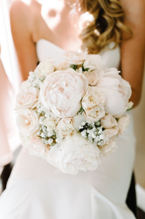 bouquet de mariée chic composé de pivoines blanches