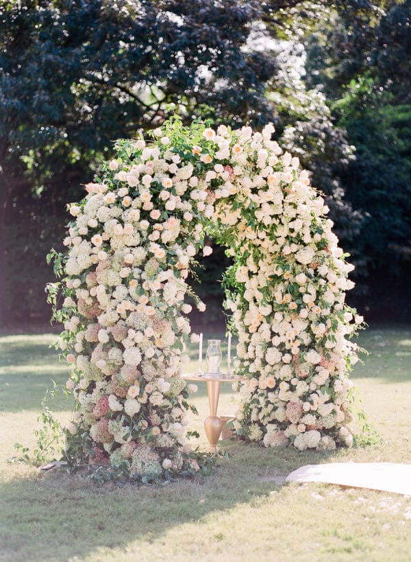 arche roses mariage extérieur cérémonie inspiration