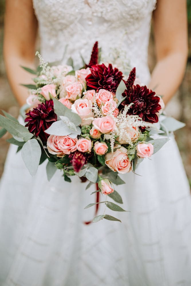 inspiration bouquet mariée eucalyptus et rouge dahlias