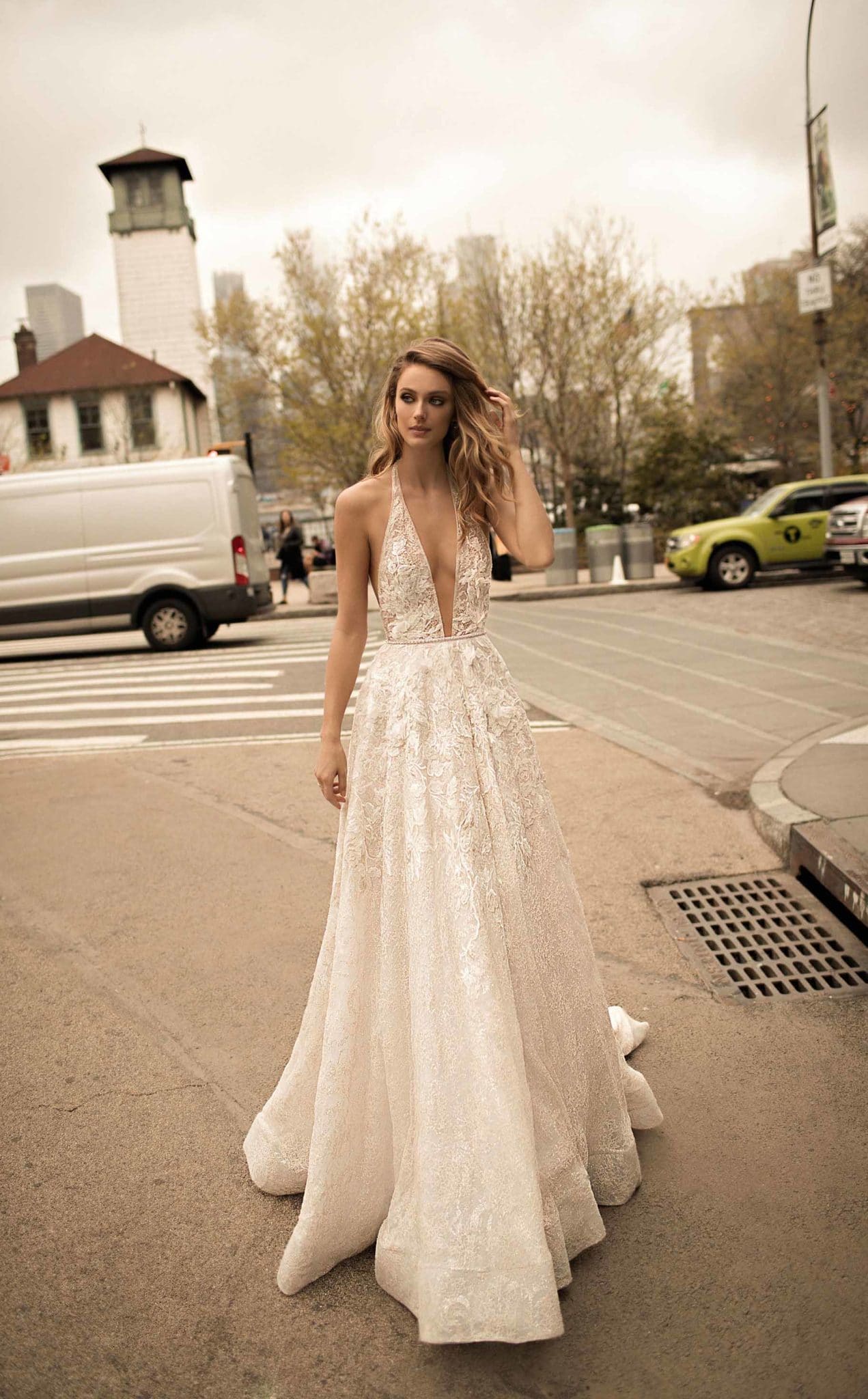 Robe romantique et urbaine à la fois, sélection robes de mariées 2021 Atout Coeur Wedding