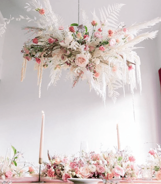 Suspension fleurs théâtrales mariage chic - tendances florales mariage