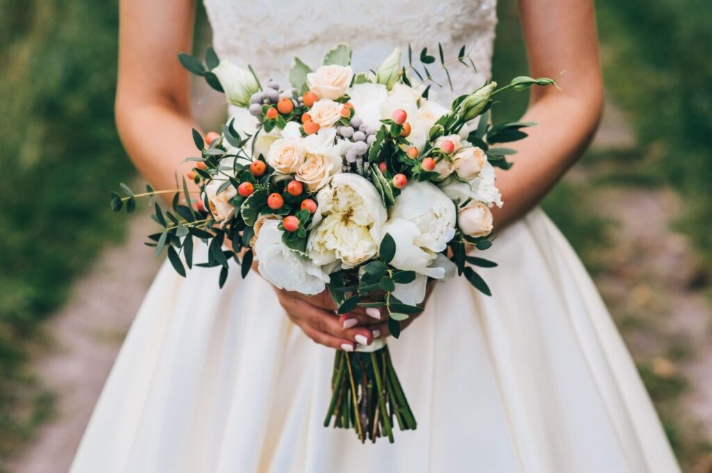 dame avec bouquet fleur Atout Coeur Wedding Paris